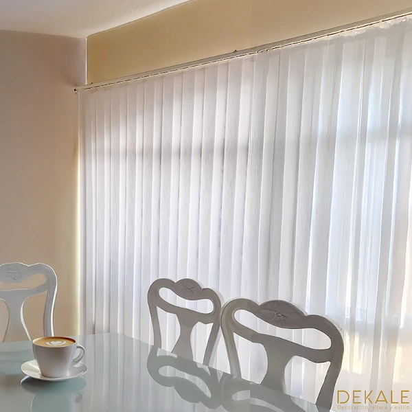 instalacion persiana vertical blanca en comedor de apartamento