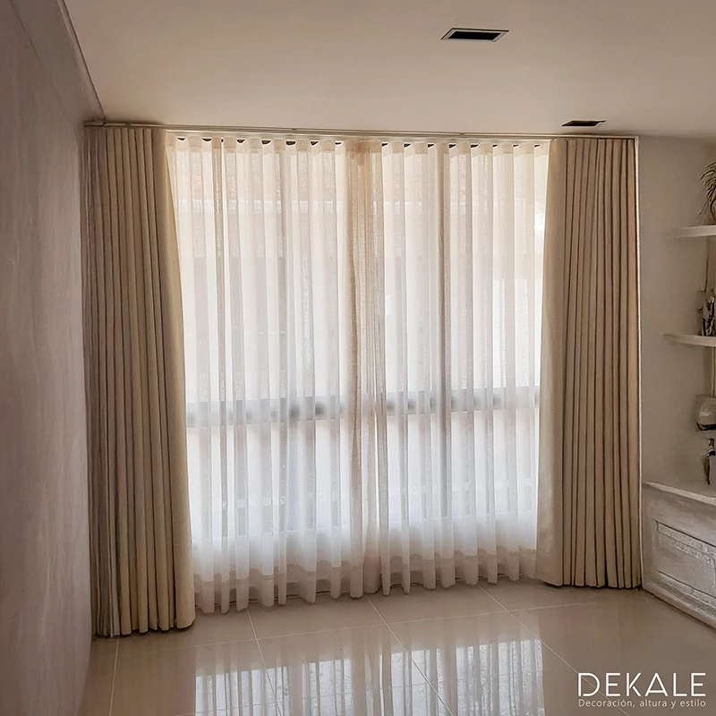 isntalacion de cortina onda perfecta beige con velo blanco en sala de recibo en apartamento