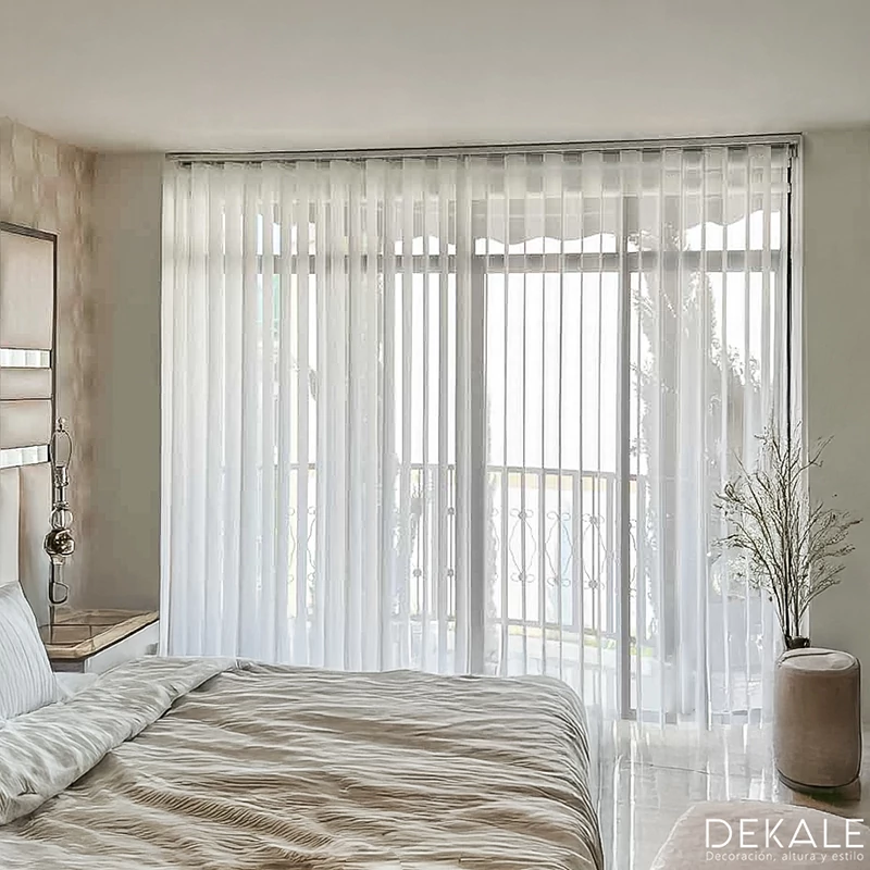 instalacion cortinas sheer vertesse blanca en ventana hacia balcon