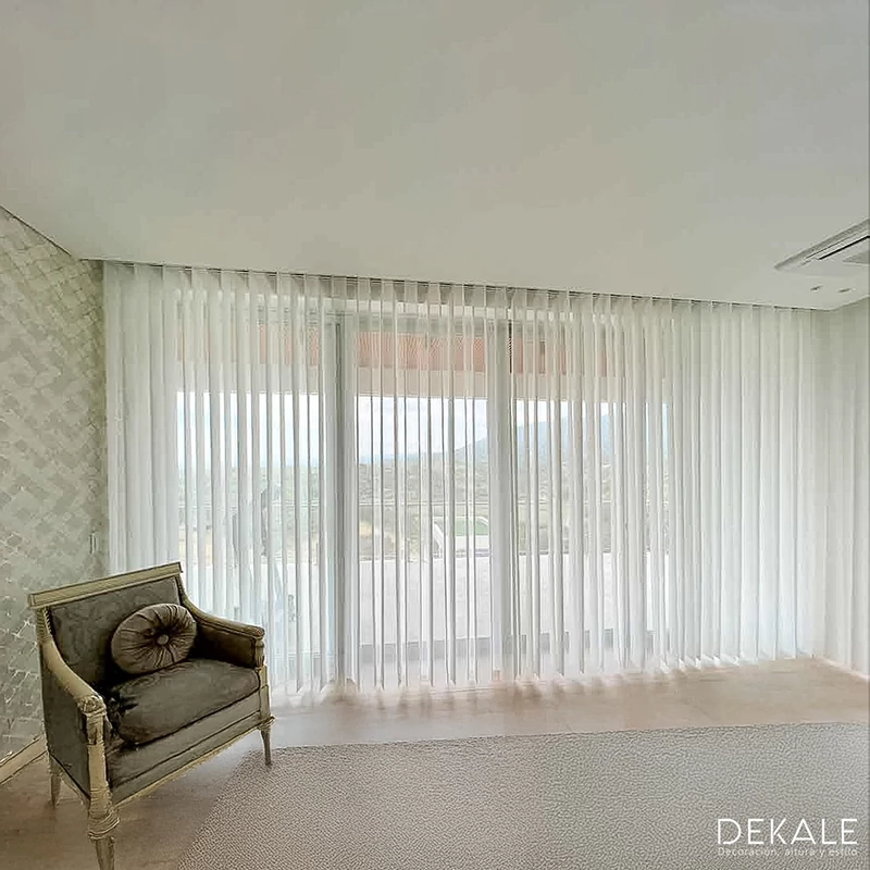 instalcion cortina sheer vertesse grande en ventana panoramica en casa de campo