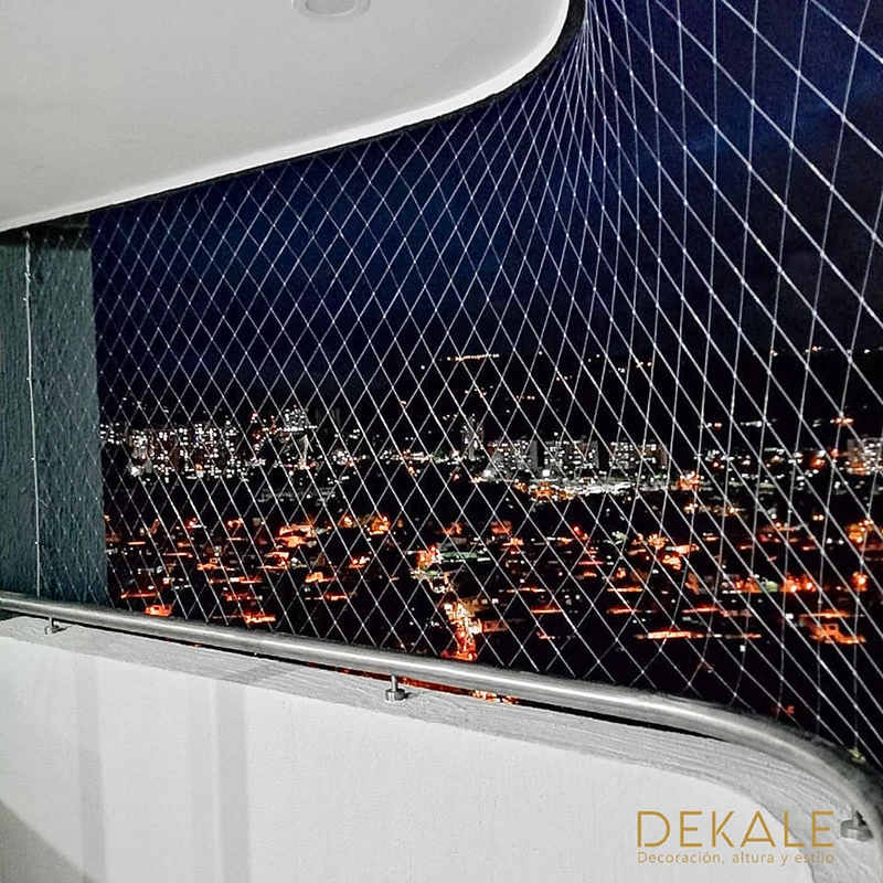 instalacion mallas de seguridad en nailon 800x800 anclada con cancamos a balcon curvo