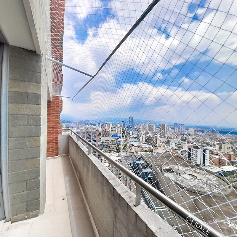 mallas de seguridad para balcon grande anclada con cancamos en apartamento en bucaramanga