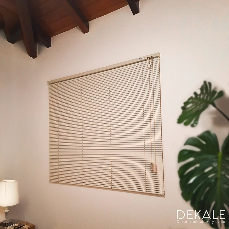 instalacion de persiana de aluminio color crema 800x800 en cabaña camprestre
