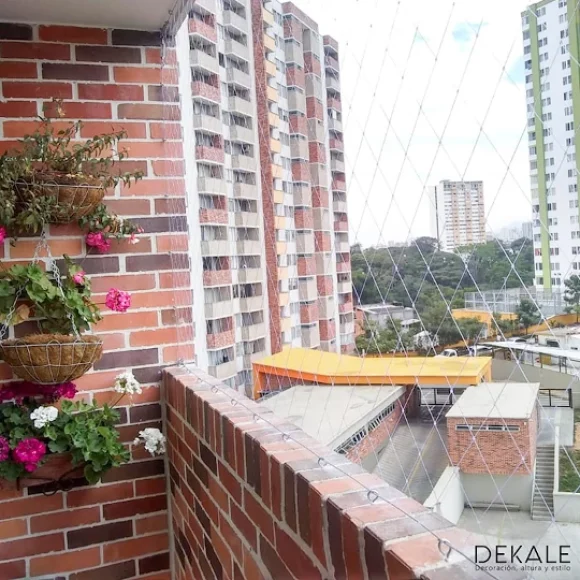malla de seguridad anclada al borde del balcon en un sexto piso